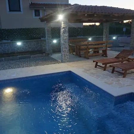 Cosy With A Pool * Gabonjin